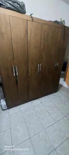Roupeiro espaçoso com 02 gavetas internas