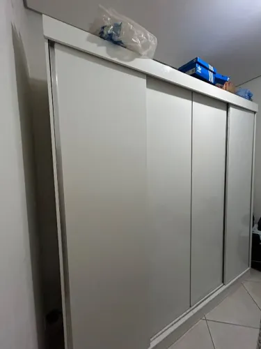 Guarda-roupa 4 portas de correr