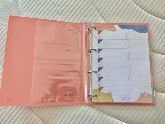 Fichário/ caderno argolado com 90 folhas em branco. Excelente material )