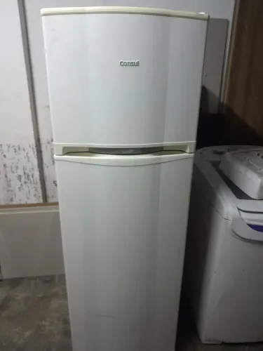 Geladeira duplex Consul frostfree 330 litros bem boa.