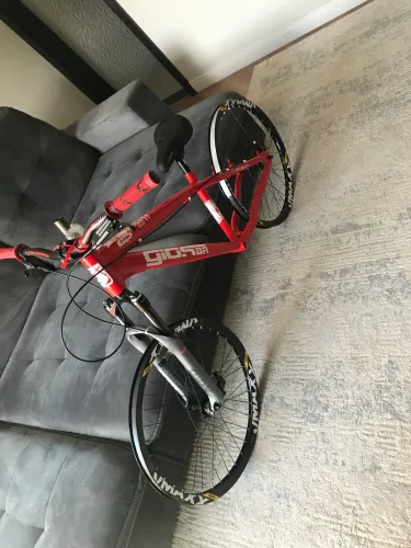 Vendo Gios 4trix vermelha