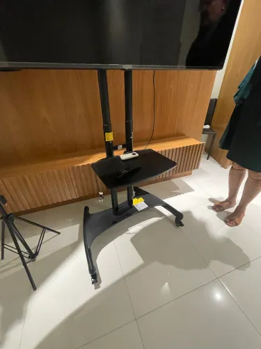 Suporte de televisao para apresentacao e aulas