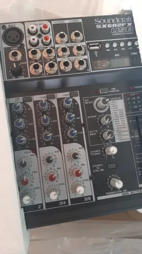 Caixa Ativa S15 e Mesa de som - Equipamento de som completo