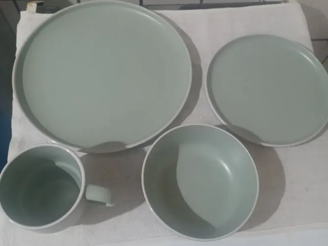 LOUÇA MINIMALISTA RESISTENTE