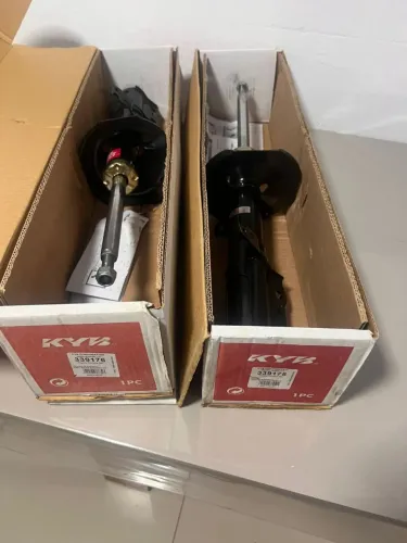 Par de Amortecedores Dianteiros KYB - Toyota Corolla 2009 a 2014 - NOVOS