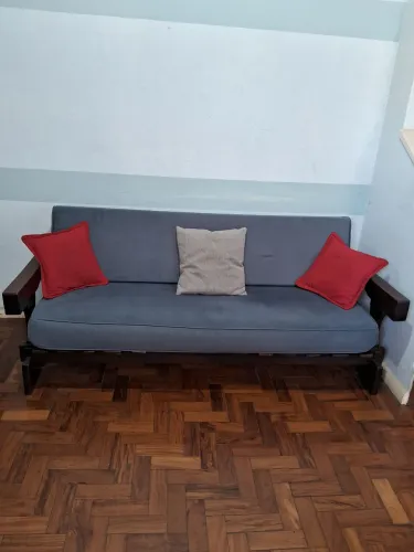 Sofá Vintage em madeira de Lei maciça.