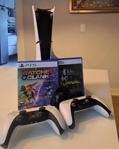 PS5 Slim 1TB com Leitor de Disco + 2 Controles + 2 Jogos