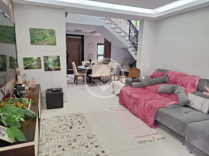 Sobrado de Alto Padrão no Jardim Primavera: Perfeito para Clínicas, Laboratórios ou Residê