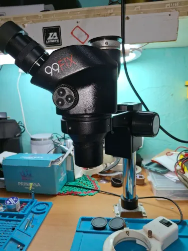 Microscópio trinocular
