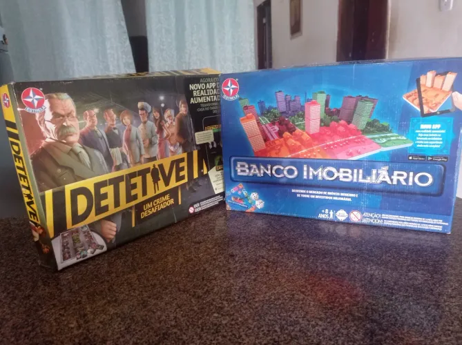 Jogo de tabuleiro: Banco imobiliário e Detetive. 