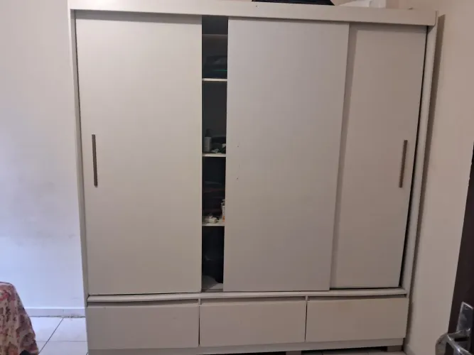 Vendo ropeiro de casal com portas de correr