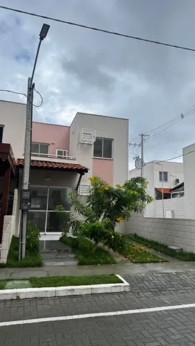 Aluga-se duplex em condomínio fechado 3 quartos 