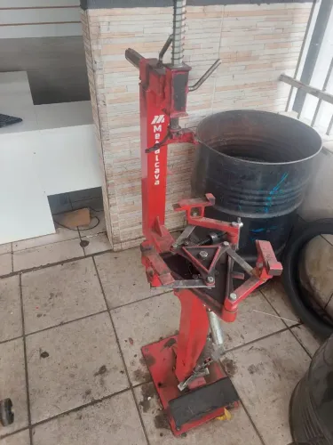 Montadora e desmontadora de pneus de moto