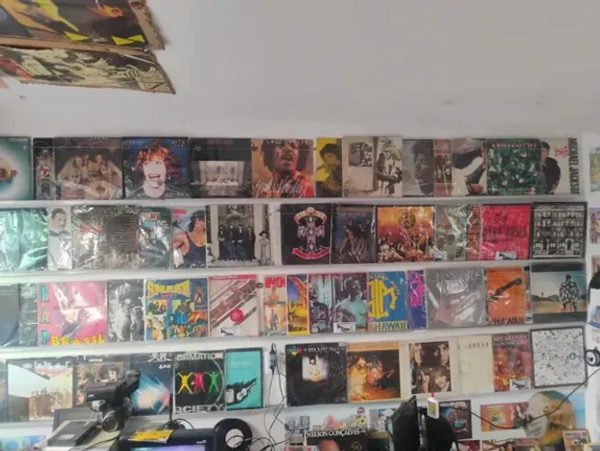LOTE COM APROXIMADAMENTE 3.900 DISCOS DE VINIL ANTIGOS MAS EM BOM ESTADO DE CONSERVAÇÃO !!