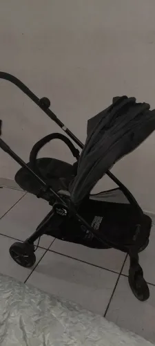 Carrinho de bebê portátil. 