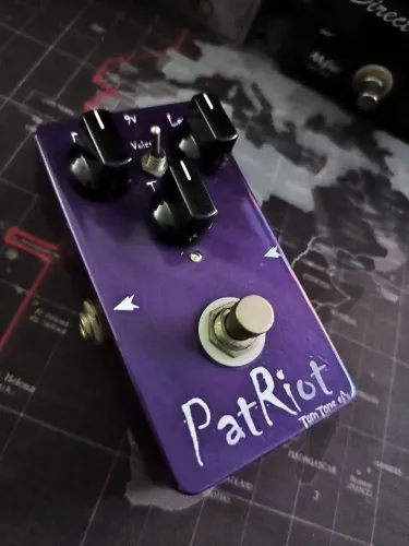 Pedal Distortion Tom Tone PatRiot - clone do Suhr Riot