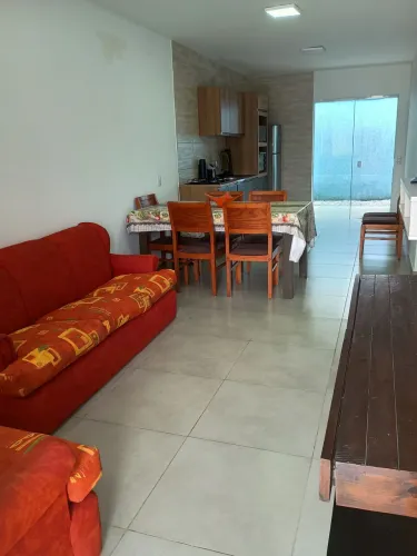 Casa com piscina matinhos, a 200 mts da praia