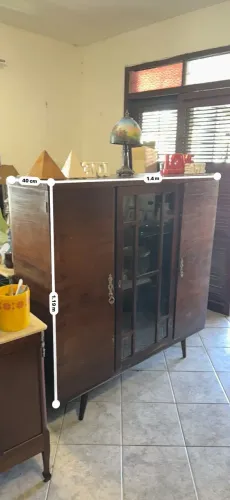 Cristaleira Antiga de Madeira com Portas de Vidro 