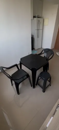 Mesa de plástico com 2 cadeiras