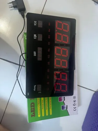 Vende-se relógio digital novo na caixa.