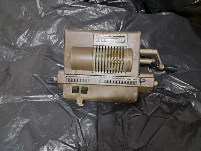 Antiga máquina de calcular ODHNER ( SUECA ) , década de 50.  Muito utilizada nas ferrovias