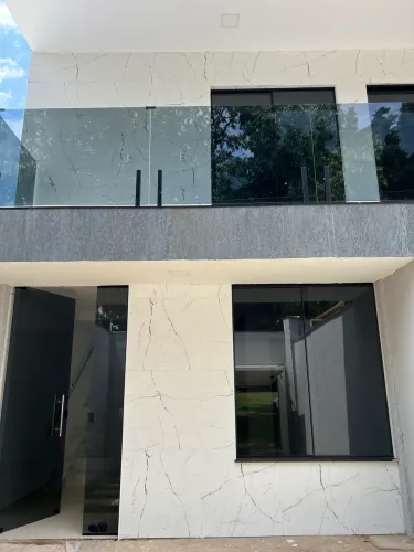 Aluga-se casa 3 quartos (2 suítes)