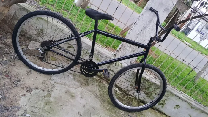 Vendo bicicleta aro 26 toda revisão tudo certinho coloquei os freio tudo certo