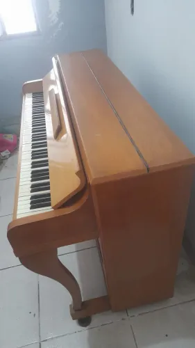 Piano de armário vertical. 