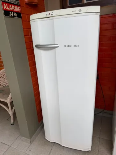 Geladeira Eletrolux 240L - funcionando