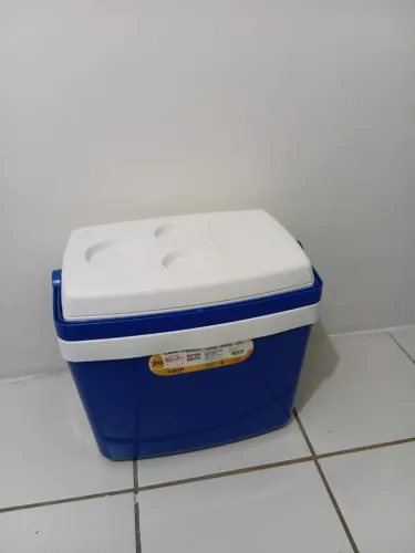 Cooler, guarda sol e cadeiras de praia