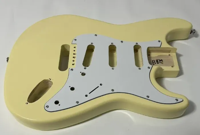 Corpo de guitarra Stratocaster com acabamento Vintage Cream