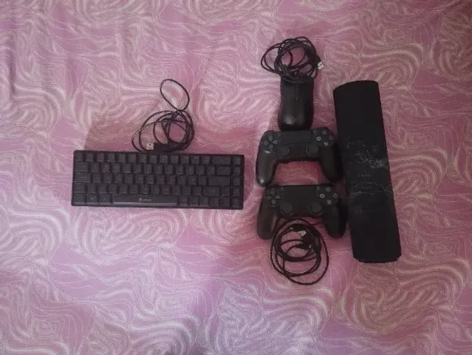 teclado 60% Mouse e mouse pad e dois controles de ps4