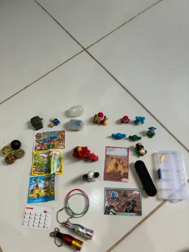 Lote brinquedos antigos Kinder Ovo e brindes Coca-Cola