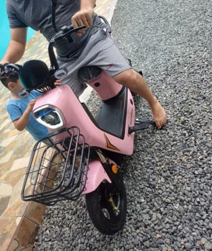 Moto eletrica 4 meses de uso velocidade 32 km aguenta bateria 2 dias