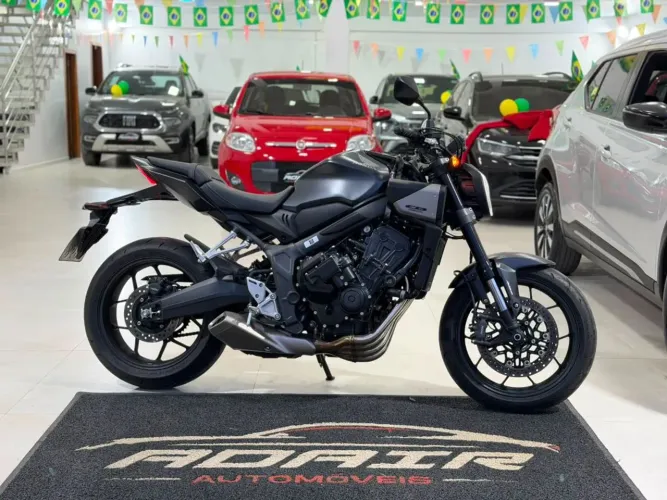 CB 650R E-Clutch 2026 - Apenas 1.571km - Bem novinha!