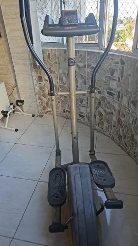 Aparelho elíptico em casa