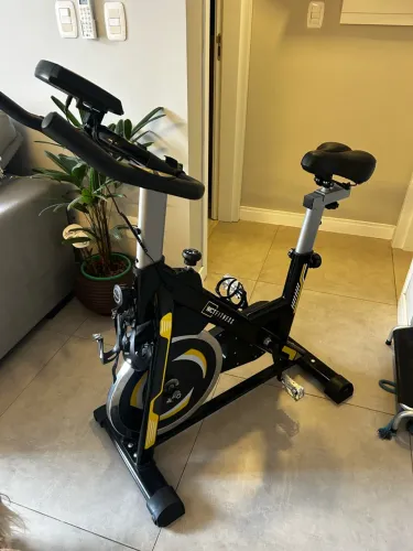 Bicicleta Spinning com roda de inércia de 13kg WCT Fitness