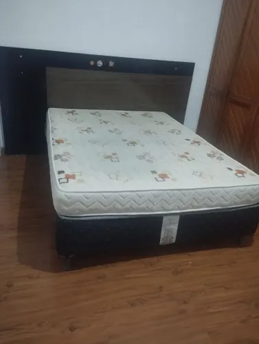 Cama de casal box com colchão 400 reais ,com a cabeceira
