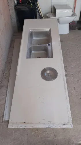 Pia com bancada, portas de vidro