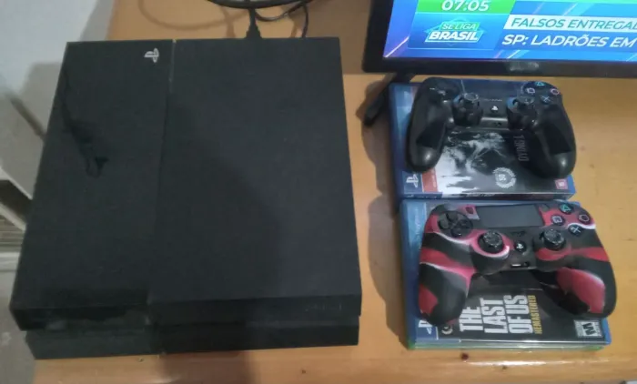 Playstation 4 fat com 2 controles originais da Sony mais 4 jogos originais,aceito proposta