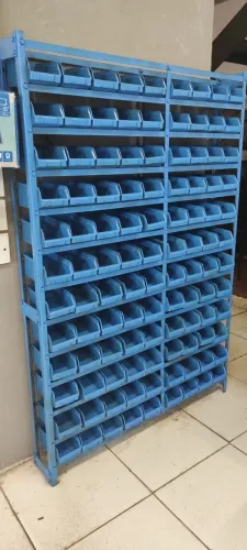 Estante com 108 organizadores 