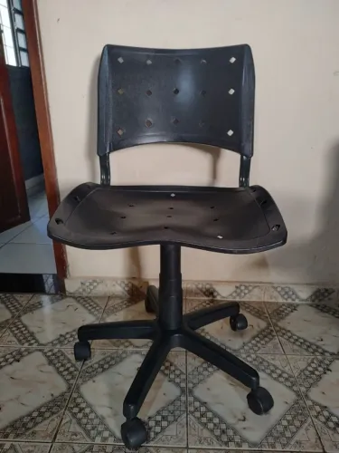 Cadeira giratória preta