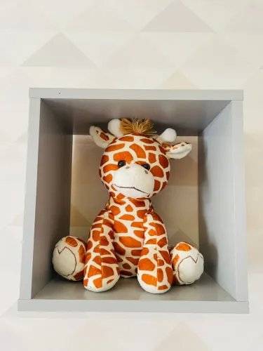 Kit Completo Decoração Quarto Bebê Safari c/ Lustre, Pelúcias e Girafa Grande