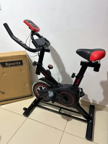 Bicicleta ergométrica nova na caixa
