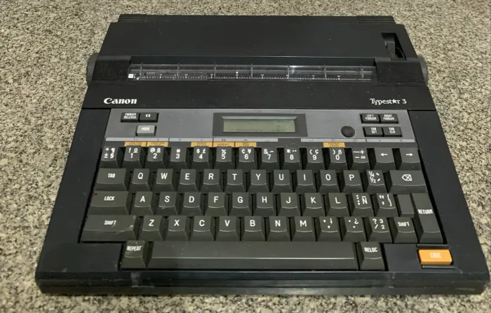 Máquina de escrever eletrônica  Cânon 