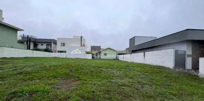 Terreno Plano de 300 m² no Condomínio Ouroville
