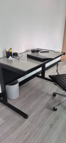 Mesa de escritório Mirage usada Tampo medindo 1,20 por 66.
