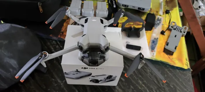 DJI Mini 4 Pro Fly More Combo + Acessórios Extras (Apenas 2,9h de Voo!)