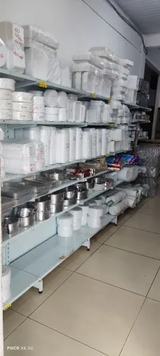 Loja de embalagens funcionando 