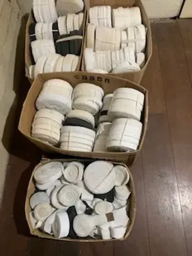 Vendo três caixas de elasticos de segunda linha.